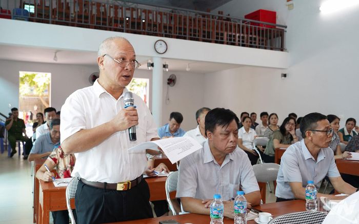 Đảng viên phát biểu.