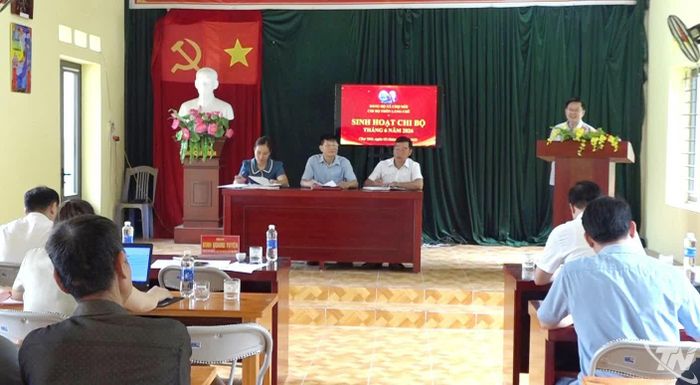 Đồng chí Đinh Quang Tuyên phát biểu tại buổi sinh hoạt với Chi bộ thôn Làng Chẽ, xã Chợ Mới. 