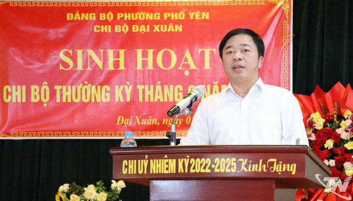 Đồng chí Bùi Văn Lương phát biểu tại buổi sinh hoạt Chi bộ Đại Xuân.