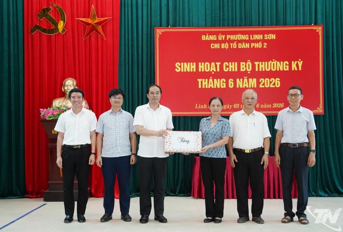 Đồng chí Bí thư Tỉnh ủy Trịnh Xuân Trường tặng quà Chi bộ tổ dân phố số 2, Đảng bộ phường Linh Sơn.