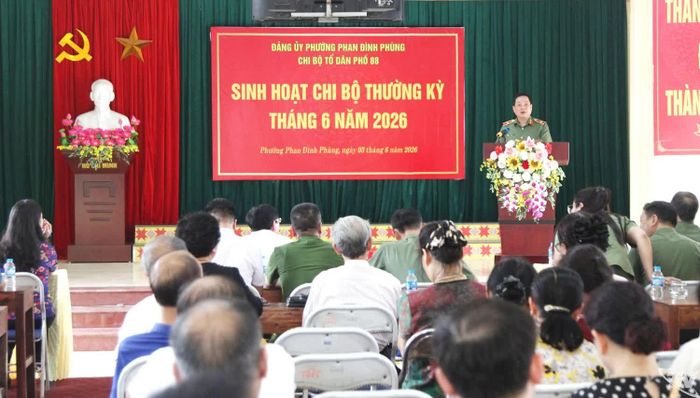 Đồng chí Bùi Đức Hải phát biểu tại buổi sinh hoạt Chi bộ tổ dân phố 88.