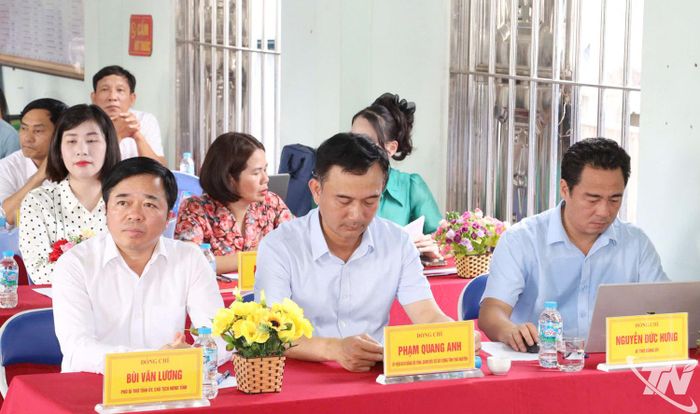 Đồng chí Bùi Văn Lương và các đại biểu dự sinh hoạt thường kỳ tháng 6 tại Chi bộ Đại Xuân, phường Phổ Yên.