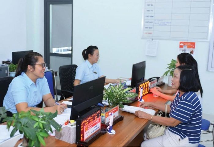  Người dân đến thực hiện các thủ tục hành chính tại Trung tâm Phục vụ hành chính công phường An Cựu