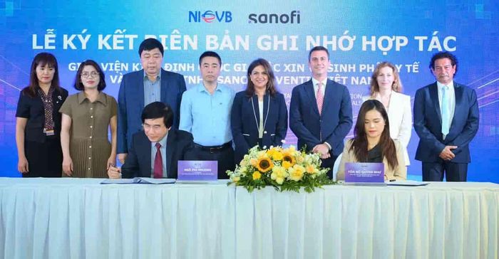 Viện Kiểm định quốc gia vaccine và Sinh phẩm y tế cùng Sanofi ký biên bản ghi nhớ, đánh dấu bước tiến trong hành trình hợp tác công - tư vì mục tiêu phát triển y tế cộng đồng, đảm bảo chất lượng vaccine. Ảnh: DNCC