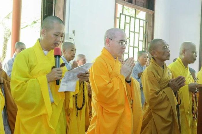 Đại đức Thích Nguyên Quả dâng lời tác bạch 