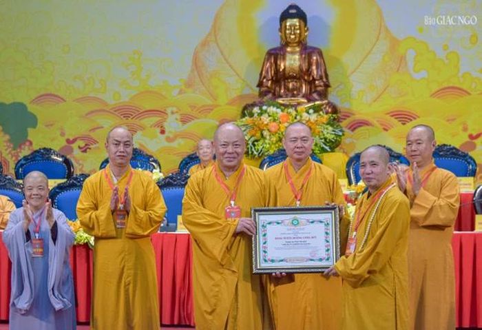 Trung ương Giáo hội tặng Bằng tuyên dương công đức đến các cá nhân có nhiều đóng góp tích cực cho công tác Phật sự 