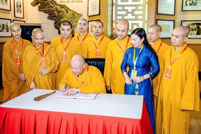 Lưu chữ ký lưu niệm - Ảnh: Đức Hòe