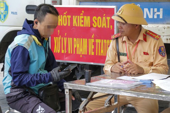 Theo Nghị định 81/2026, xe máy vượt cảnh báo tàu sẽ bị phạt tối đa 6 triệu đồng.