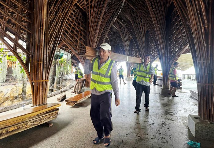 Tháo dỡ và vận chuyển vật dụng từ khu vực nhà hàng xây dựng trái phép trên đỉnh đồi điểm du lịch The Peak.