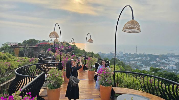 Công trình xây dựng cầu đi dạo ngắm cảnh trên cao tại The Peak trước khi phá dỡ cưỡng chế.