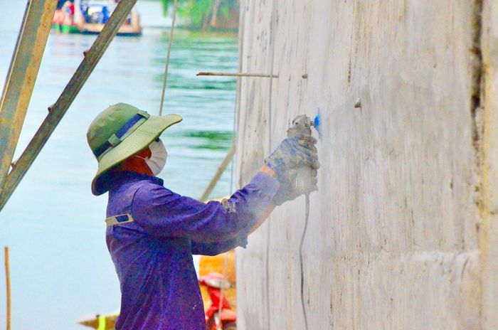 Công nhân thi công cầu Hiếu Liêm.