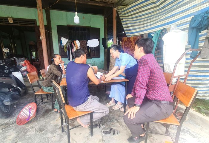 Lãnh đạo phường đi từng nhà tuyên truyền vận động người dân đồng thuận để dự án sớm triển khai.