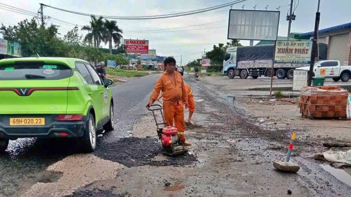 Khi thời tiết thuận lợi, đơn vị bảo trì tuyến nhanh chóng triển khai dọn dẹp vệ sinh, đưa máy móc dặm vá những vị trí hư hỏng lớn, đảm bảo an toàn giao thông trên tuyến.