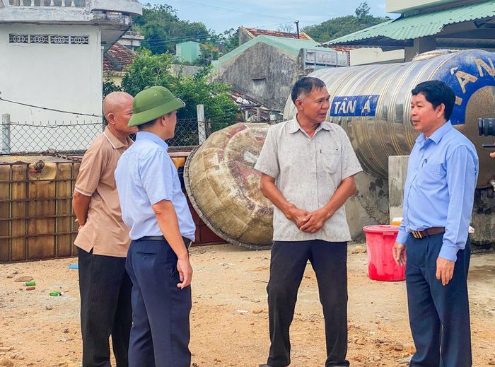 Lãnh đạo phường Quy Nhơn kiểm tra quy trình vận chuyển, tiếp nước và bàn giao hệ thống cấp nước cho khu phố.