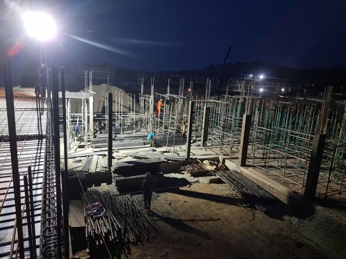 Để đảm bảo tiến độ nhà thầu triển khai thi công 3 ca liên tục.