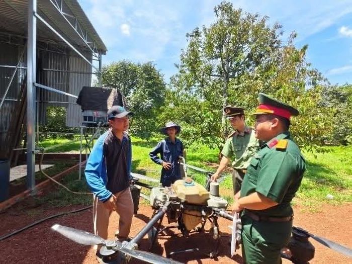 Cán bộ tuyên truyền đến người dân.