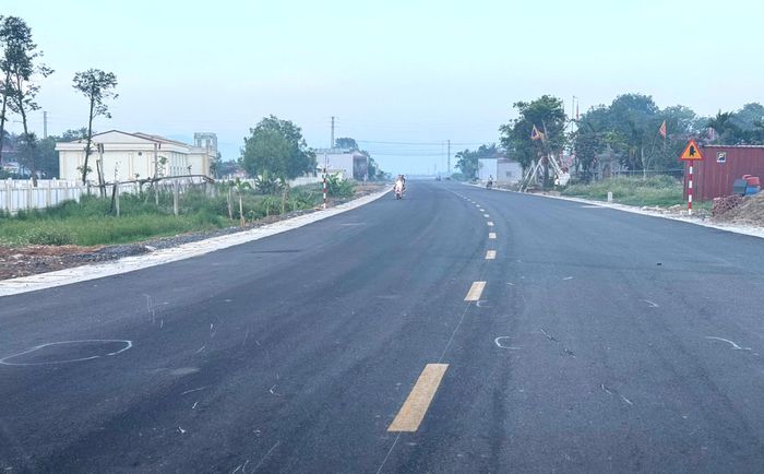 Những vết trầy xước và vạch sơn trắng khoanh vùng phương tiện tai nạn vẫn còn in rõ trên mặt đường tại các nút giao qua xã Vạn Lộc (Ảnh: Phúc Tuấn).