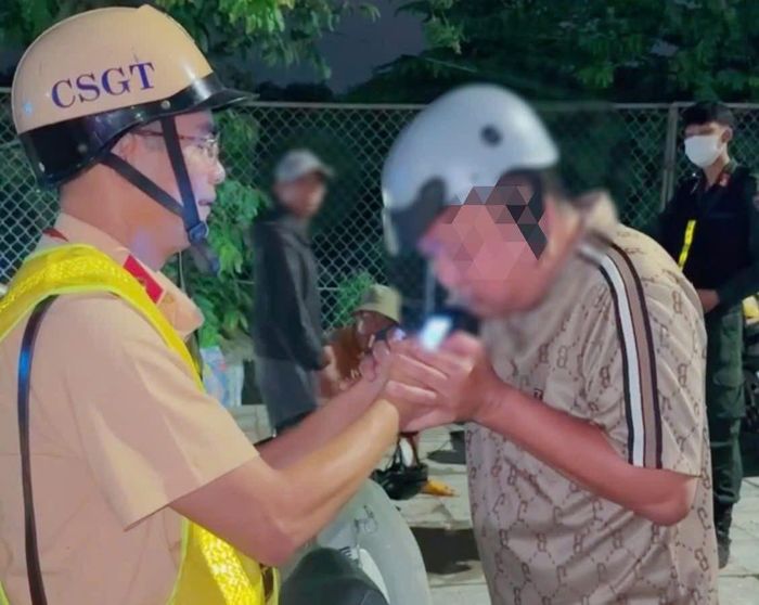 CSGT tăng cường kiểm tra nồng độ cồn.