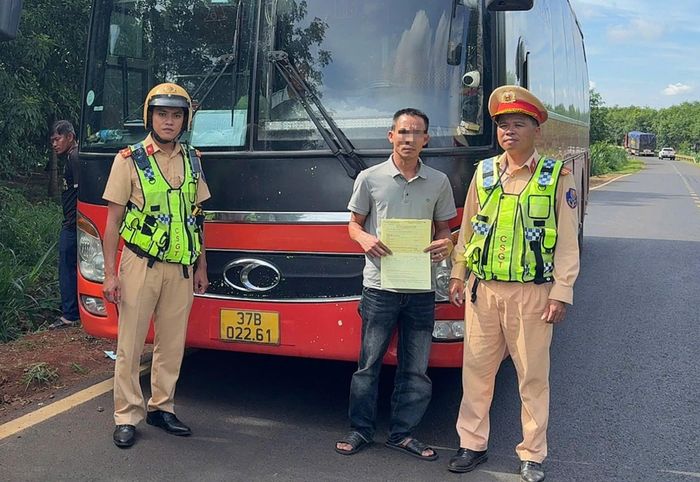 Với hành vi vi phạm trên, tài xế bị phạt từ 18 - 20 triệu đồng, trừ 10 điểm GPLX theo quy định.