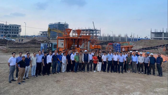 Các đại biểu tham quan và chụp ảnh lưu niệm tại dự án.