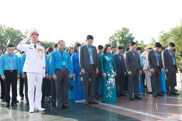 Đoàn Chủ tịch Tổng Liên đoàn Lao động Việt Nam và Trưởng các Đoàn đại biểu dâng hương tưởng niệm các Anh hùng liệt sỹ tại Đài tưởng niệm các Anh hùng liệt sỹ trên đườngBắc Sơn.