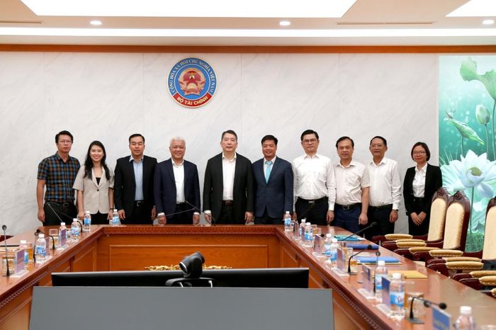 Thứ trưởng Cao Anh Tuấn cùng lãnh đạo các đơn vị thuộc Bộ Tài chính chụp hình lưu niệm với Đoàn cán bộ quản lý cấp cao Tiktok Việt Nam. Ảnh: Đức Minh