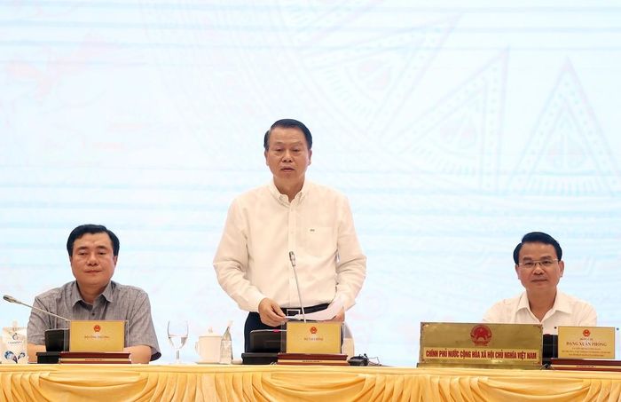 Thứ trưởng Bộ Tài chính Nguyễn Đức Chi trả lời tại cuộc họp báo. Ảnh: Phạm Hải