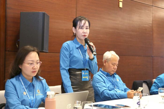 Bà Bùi Thị Ngọc Oanh - cán bộ bộ phận tài chính Liên đoàn Lao động TP. Hồ Chí Minh phát biểu thảo luận. Ảnh: Đức Minh