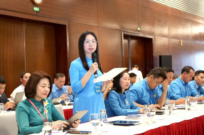 Bà Nguyễn Phương Nga - Phó Trưởng ban Công tác công đoàn, Kế toán trưởng Liên đoàn Lao động TP. Hà Nội phát biểu thảo luận. Ảnh: Đức Minh