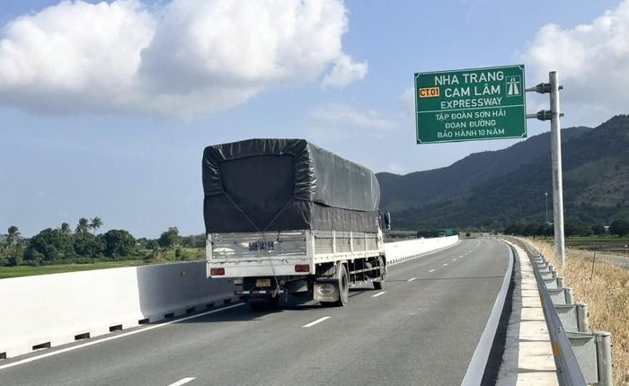 Một đoạn cao tốc Bắc - Nam phía Đông quy mô 4 làn xe hạn chế, không có làn dừng khẩn cấp liên tục.