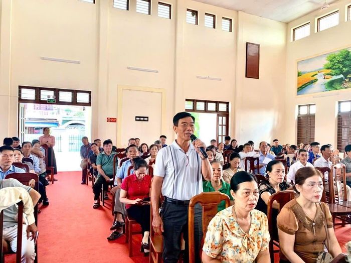 Các đại biểu đóng góp ý kiến tại hội nghị sắp xếp lại Tổ dân phố trên địa bàn ( Ảnh : Cổng TTĐT phường Thiên Hương) 