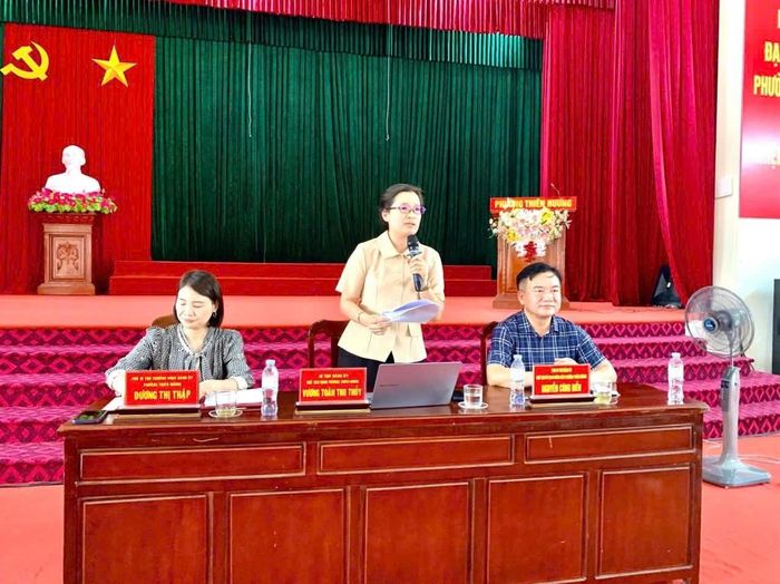 Đồng chí Vương Toàn Thu Thủy, Bí thư Đảng ủy, Chủ tịch HĐND phường Thiên Hương, Đại biểu HĐND thành phố phát biểu chỉ đạo. ( Ảnh : Cổng TTĐT phường Thiên Hương) 