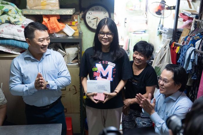Thầy Nguyễn Trần Khánh Bảo - Hiệu trưởng Trường THPT Marie Curie trao học bổng
