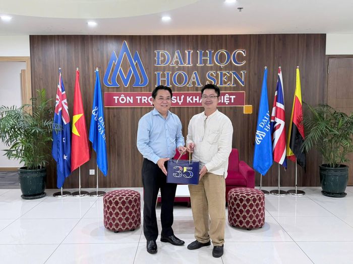 PGS.TS Nguyễn Hữu Huy Nhựt tặng quà kỷ niệm Nhà báo Nguyễn Đức, Phó trưởng Văn phòng đại diện phía Nam - Tạp chí Kinh tế Môi trường.
