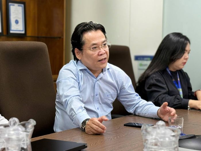 PGS.TS Nguyễn Hữu Huy Nhựt, Hiệu trưởng Trường Đại học Hoa Sen thân tình trò chuyện tại buổi gặp gỡ
