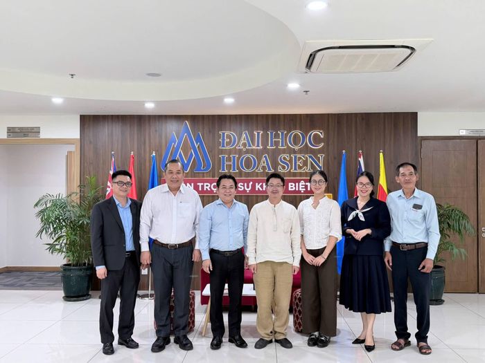 Ban Giám hiệu Trường Đại học Hoa Sen chụp ảnh lưu niệm cùng cán bộ phóng viên Văn phòng đại diện phía Nam của Tạp chí Kinh tế Môi trường