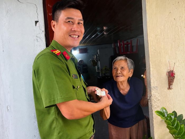 Công an phường Đông Hưng Thuận vừa hoàn thiện hồ sơ, trao căn cước tận nơi cho cụ bà gần 100 tuổi có hoàn cảnh đặc biệt, thiếu giấy tờ tùy thân nhiều năm