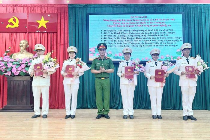 Lãnh đạo Công an phường Đông Hưng Thuận trao quyết định thăng cấp bậc hàm, nâng lương và chuyển ngạch sĩ quan nghiệp vụ cho các cán bộ, chiến sĩ tại đơn vị