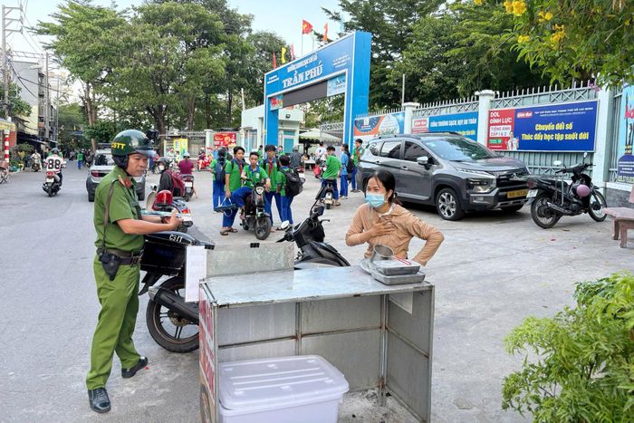 Công an phường Đông Hưng Thuận kiểm tra tại công tác an ninh trật tự tại khu vực các trường học