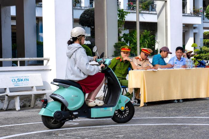Công an phường Đông Hưng Thuận tổ chức hướng dẫn kỹ năng lái xe an toàn dành cho học sinh
