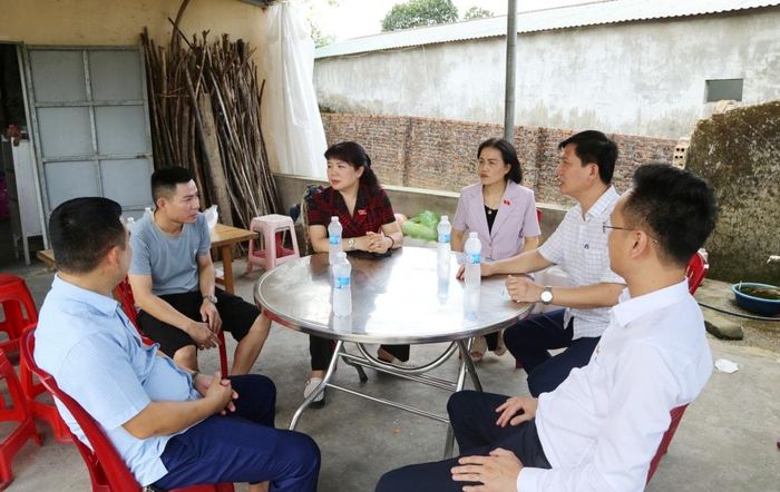 Đoàn khảo sát trao đổi với người dân xã Hải Sơn. Ảnh: Nguyễn Thanh