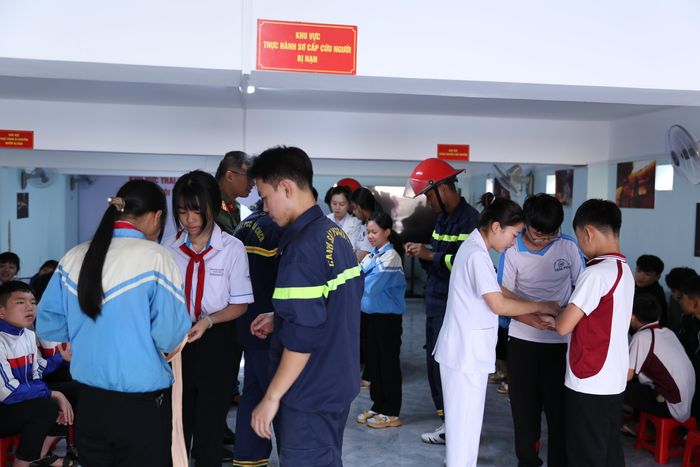 Các em học sinh được tham gia trải nghiệm thực tế kỹ năng PCCC và CNCH, sơ cứu
