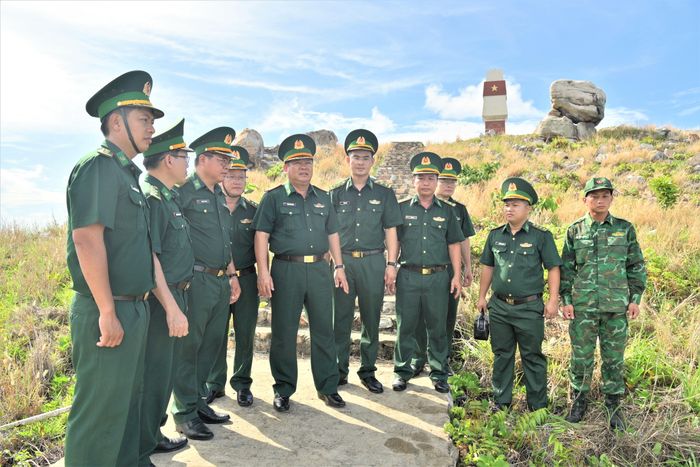 Chỉ huy trưởng BĐBP tỉnh An Giang, Đại tá Phạm Văn Thắng, (thứ 5 từ trái qua) thăm, động viên tinh thần cán bộ, chiến sĩ làm nhiệm vụ trên Đặc khu Thổ Châu. Ảnh: Tiến Vinh