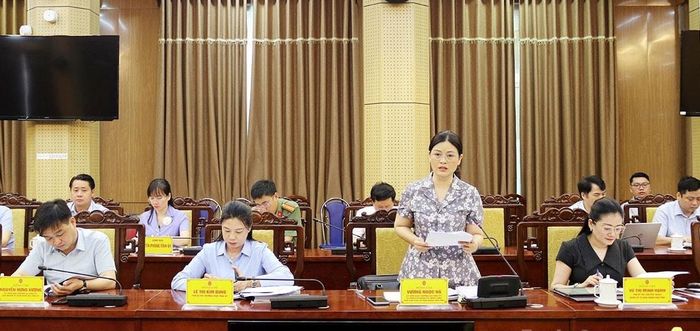 Phó Chủ tịch UBND tỉnh Vương Ngọc Hà báo cáo kết quả triển khai thực hiện xây dựng trường học cho các xã biên giới