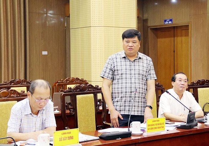 Lãnh đạo Ban Quản lý dự án đầu tư xây dựng công trình tỉnh báo cáo tiến độ thi công xây dựng trường học biên giới