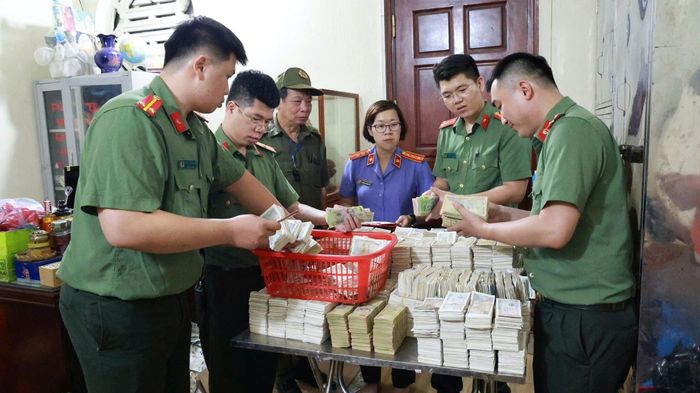 Lực lượng chức năng tiến hành kiểm kê số tiền vi phạm. Ảnh: Công an tỉnh Lạng Sơn