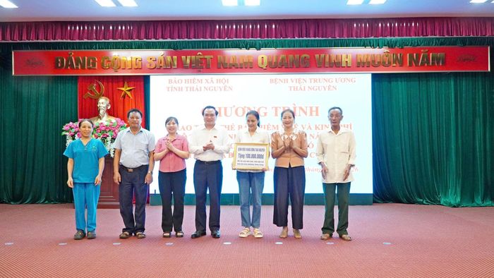 Giám đốc Bệnh viện Trung ương Thái Nguyên, PGS.TS. Nguyễn Công Hoàng trao tặng 100 triệu đồng hỗ trợ xóa nhà tạm, nhà dột nát cho người dân có hoàn cảnh khó khăn