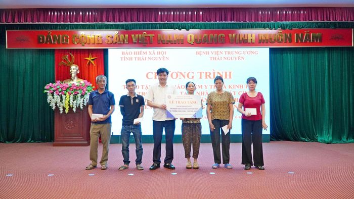 Giám đốc Bảo hiểm xã hội tỉnh Thái Nguyên Ngô Chí Dũng trao tặng 150 thẻ BHYT cho người dân khó khăn