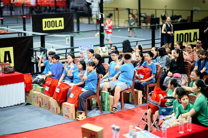 Các em nhỏ có hoàn cảnh khó khăn và trẻ em khuyết tật trên địa bàn tỉnh Đắk Lắk nhận quà từ các nhà tài trợ, mạnh thường quân tại Giải Pickleball thiện nguyện “Trao em một ngày vui”