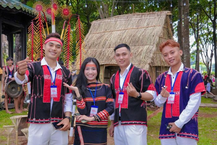Chị Kpă H’Nhung giao lưu cùng các bạn trẻ dân tộc Chăm Hroi tại Ngày hội Văn hóa các dân tộc tỉnh Gia Lai, góp phần lan tỏa tình yêu và niềm tự hào về bản sắc văn hóa truyền thống